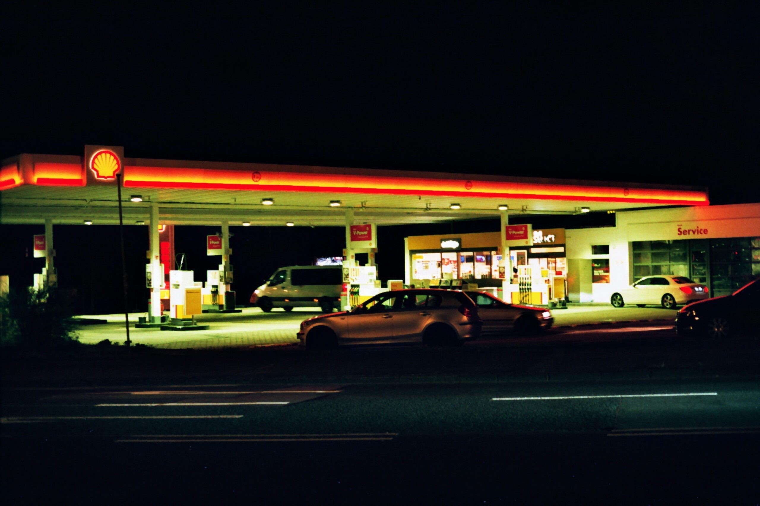 Shell-Tankstelle bei Nacht